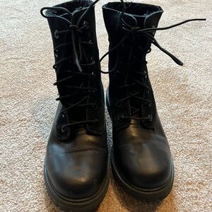 Women’s Black Timberland Boots Size 6 gently used condition